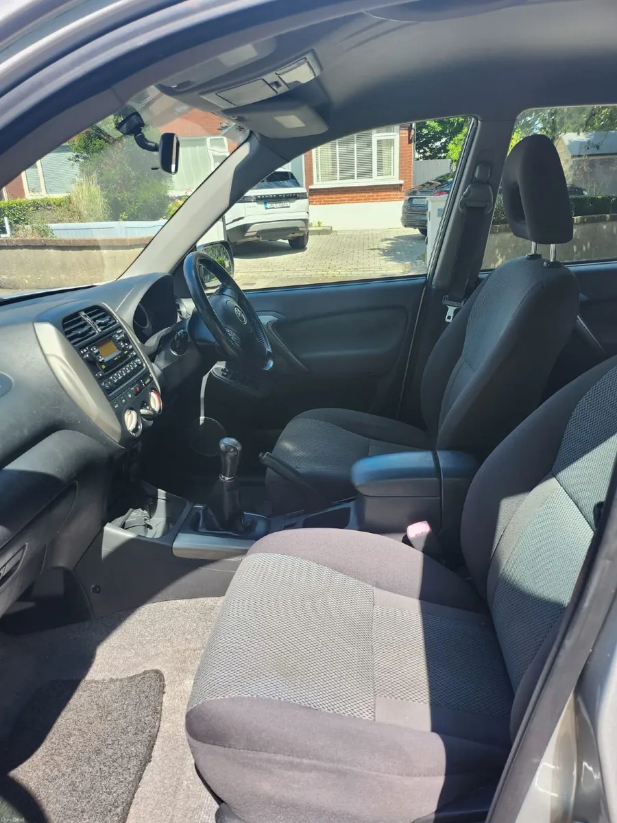 Toyota RAV4 2005 - Image 2
