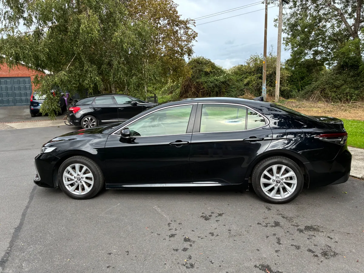 Toyota Camry 2.5 Hybrid - low kms - Image 4