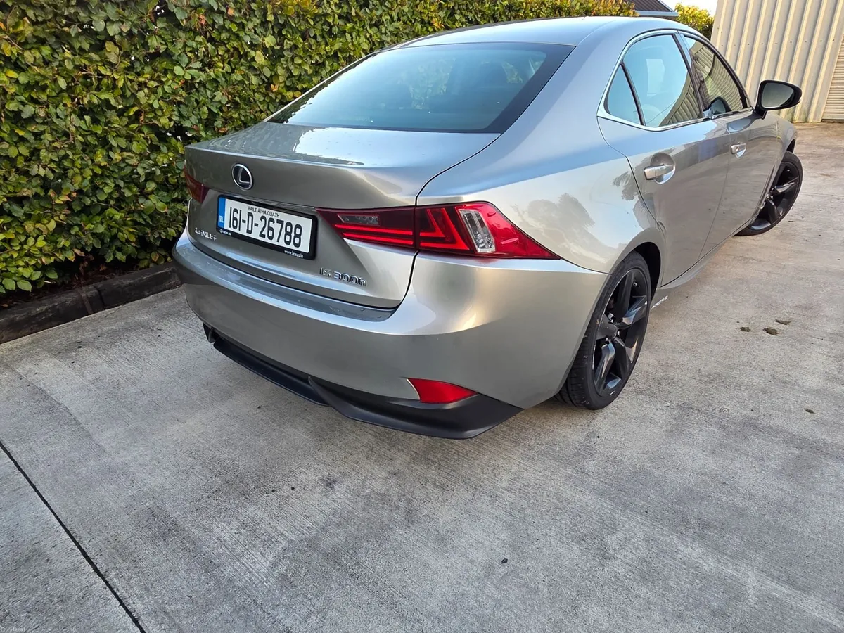 Lexus IS300h - Image 3