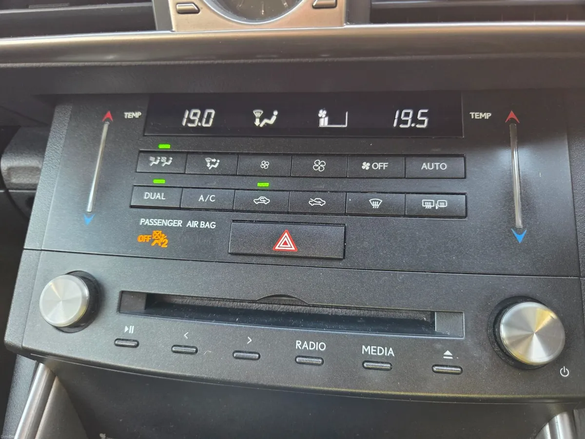 Lexus IS300h - Image 6