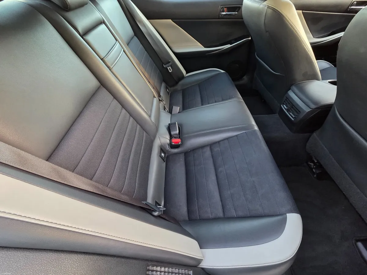 Lexus IS300h - Image 4