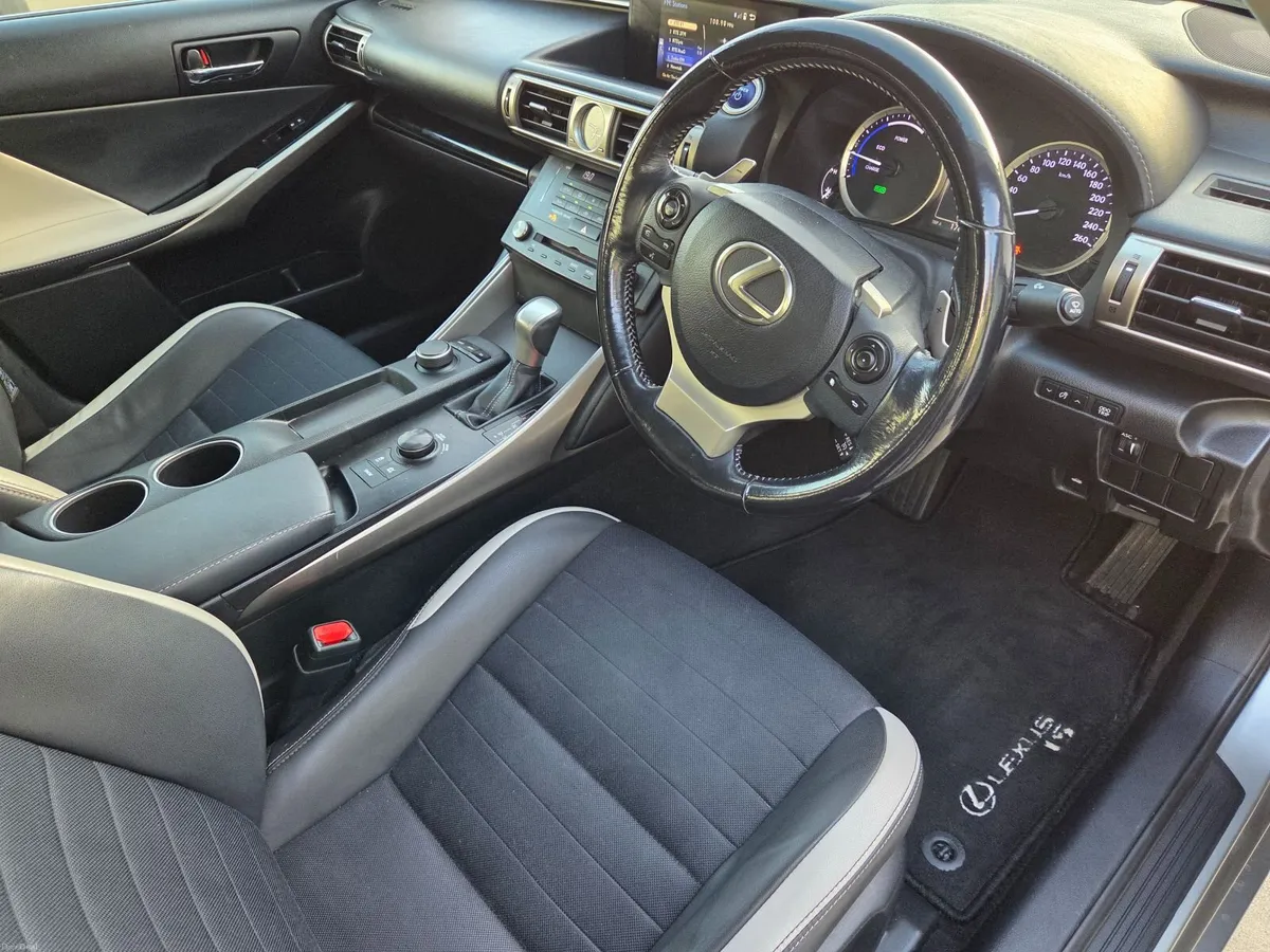 Lexus IS300h - Image 6