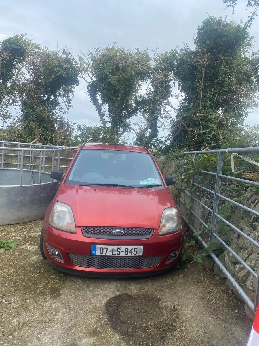 07 Ford fiesta, is running, selling for parts - Image 2