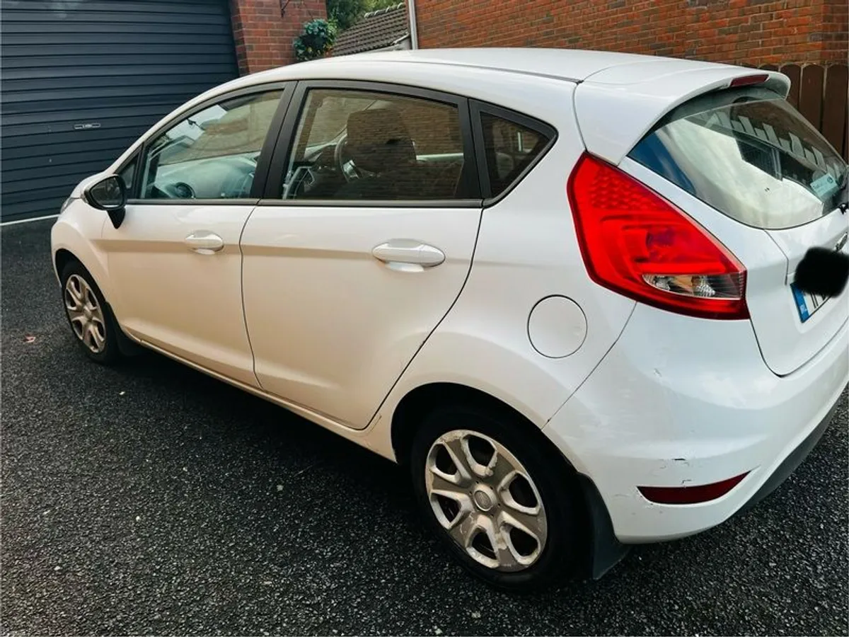 2011 Ford Fiesta - Image 2