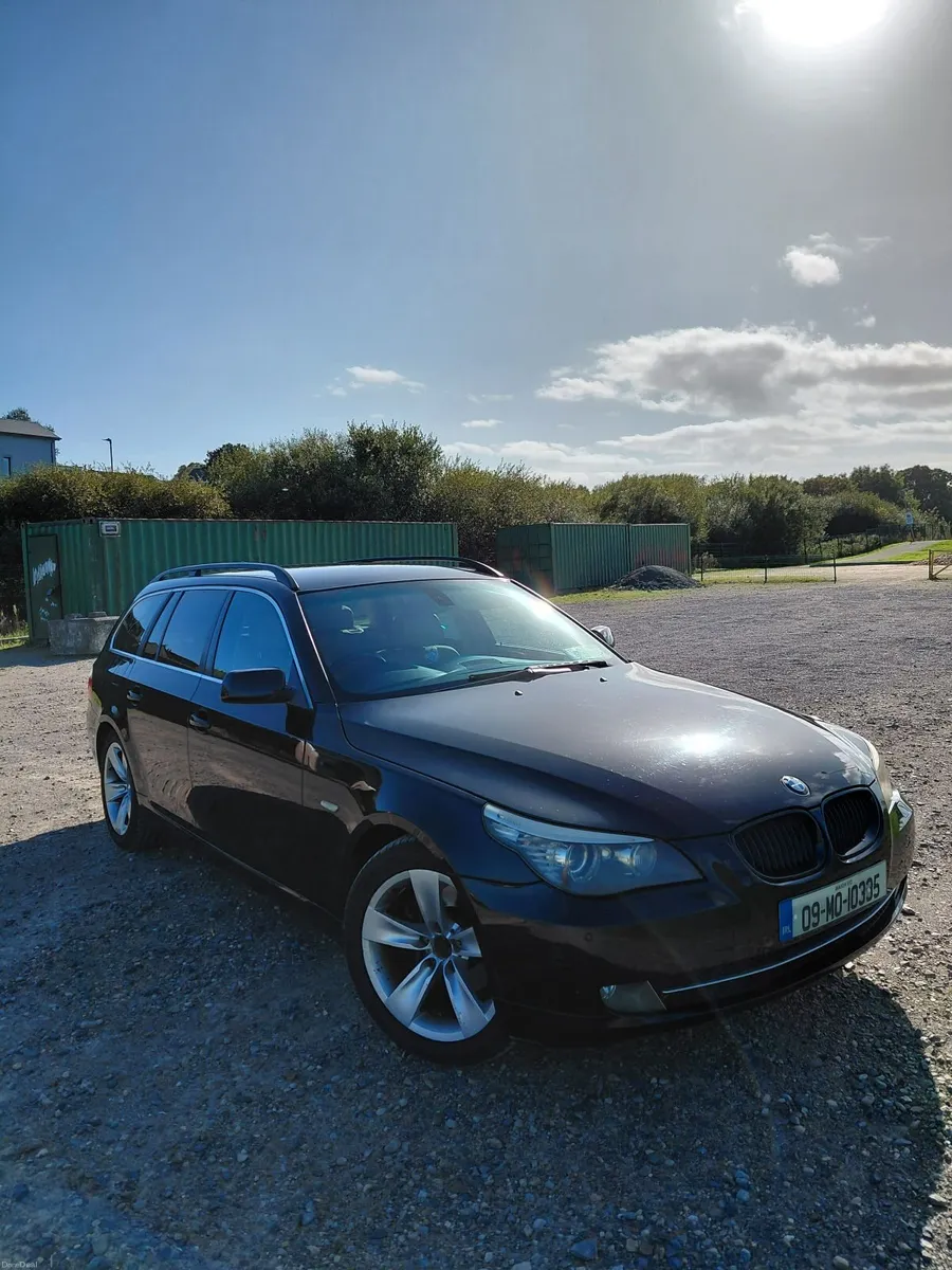 BMW 5-Series 2009 - Image 2