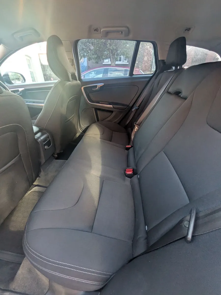 Volvo V60 2015 - Image 2