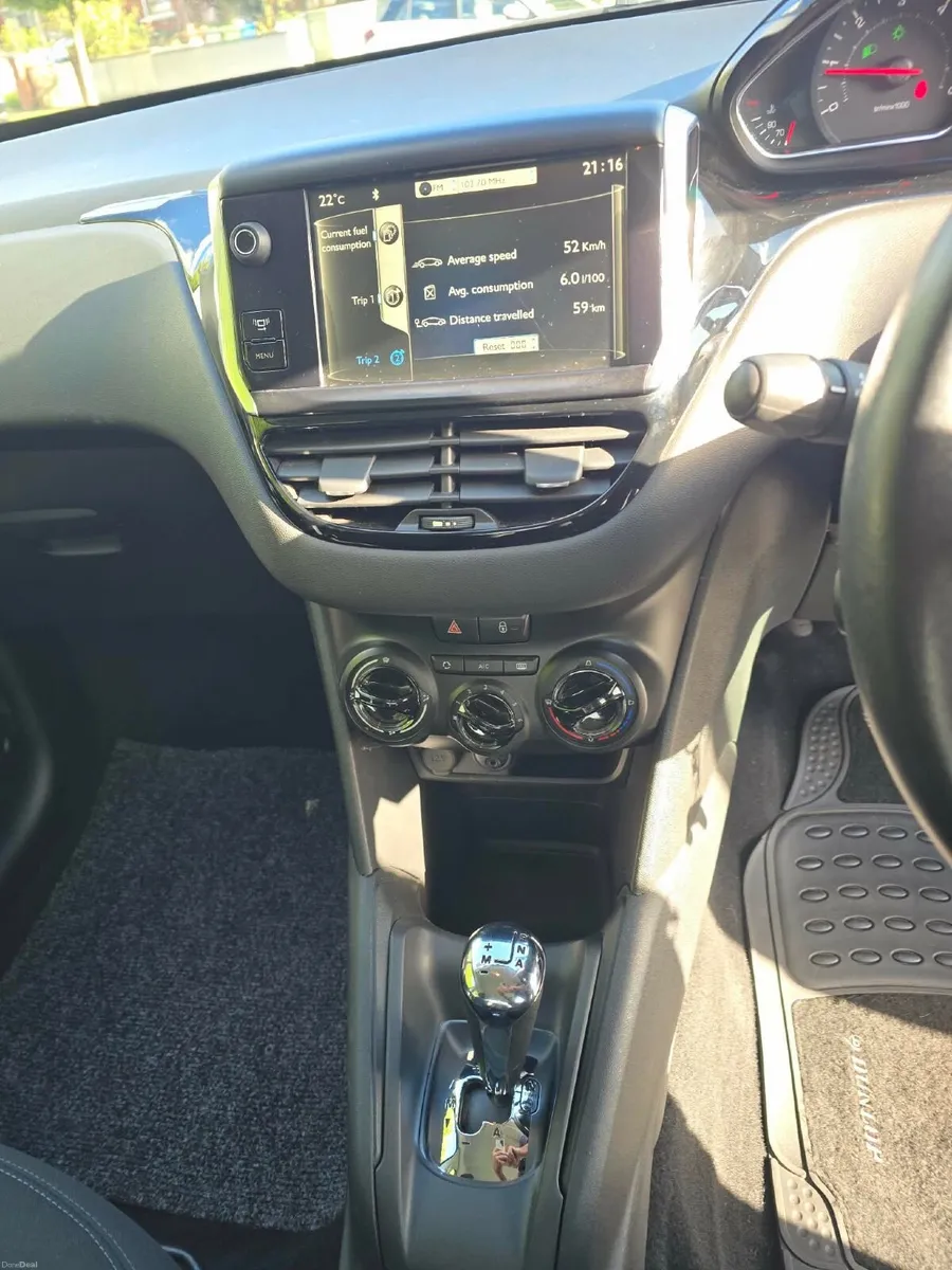 Peugeot 208 1.4 DIESEL AUTOMATIC - Image 2