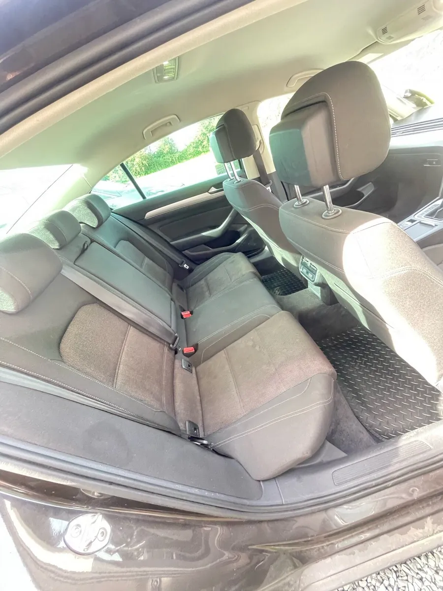 Volkswagen Passat - Image 5