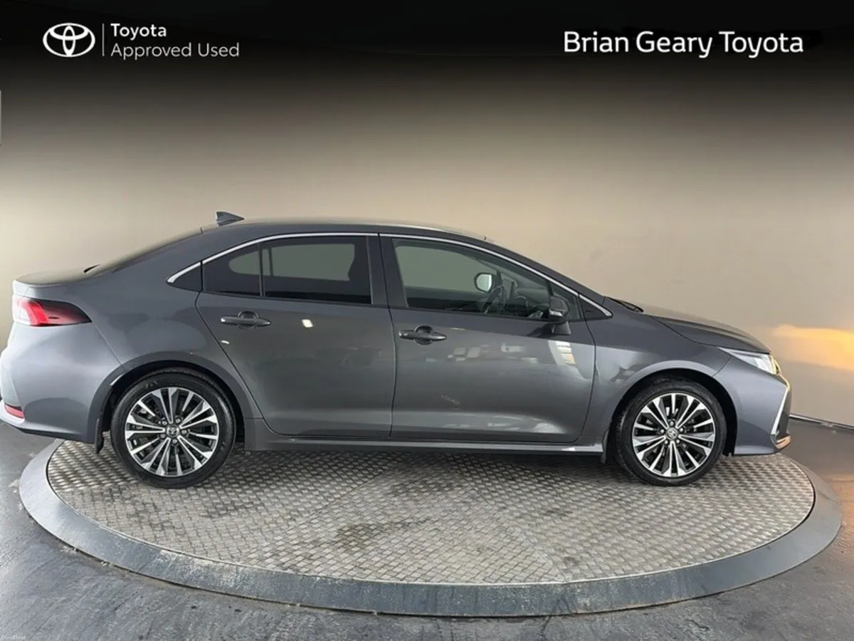 Toyota Corolla HYBRID LUNA SPORT SALOON - Image 3