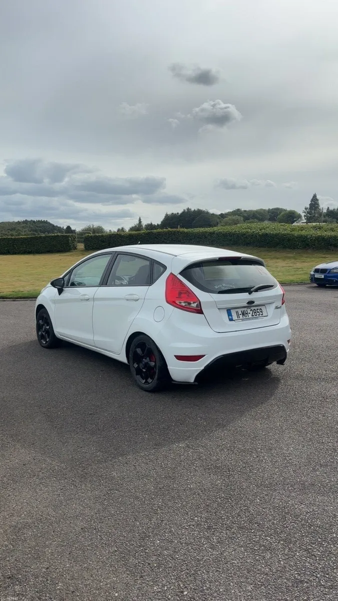 Ford Fiesta 2011 - Image 2