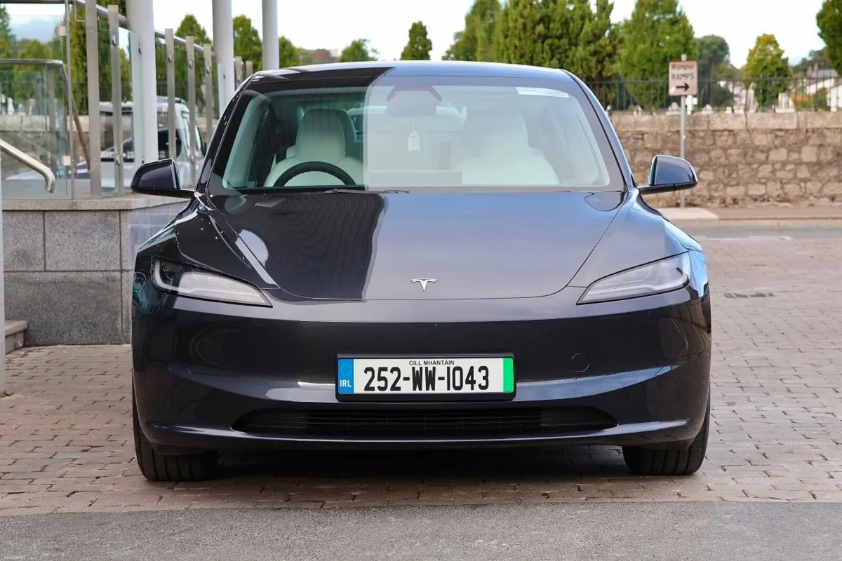 Tesla Model 3 RWD, Cream Leather , Pan Roof - Image 4