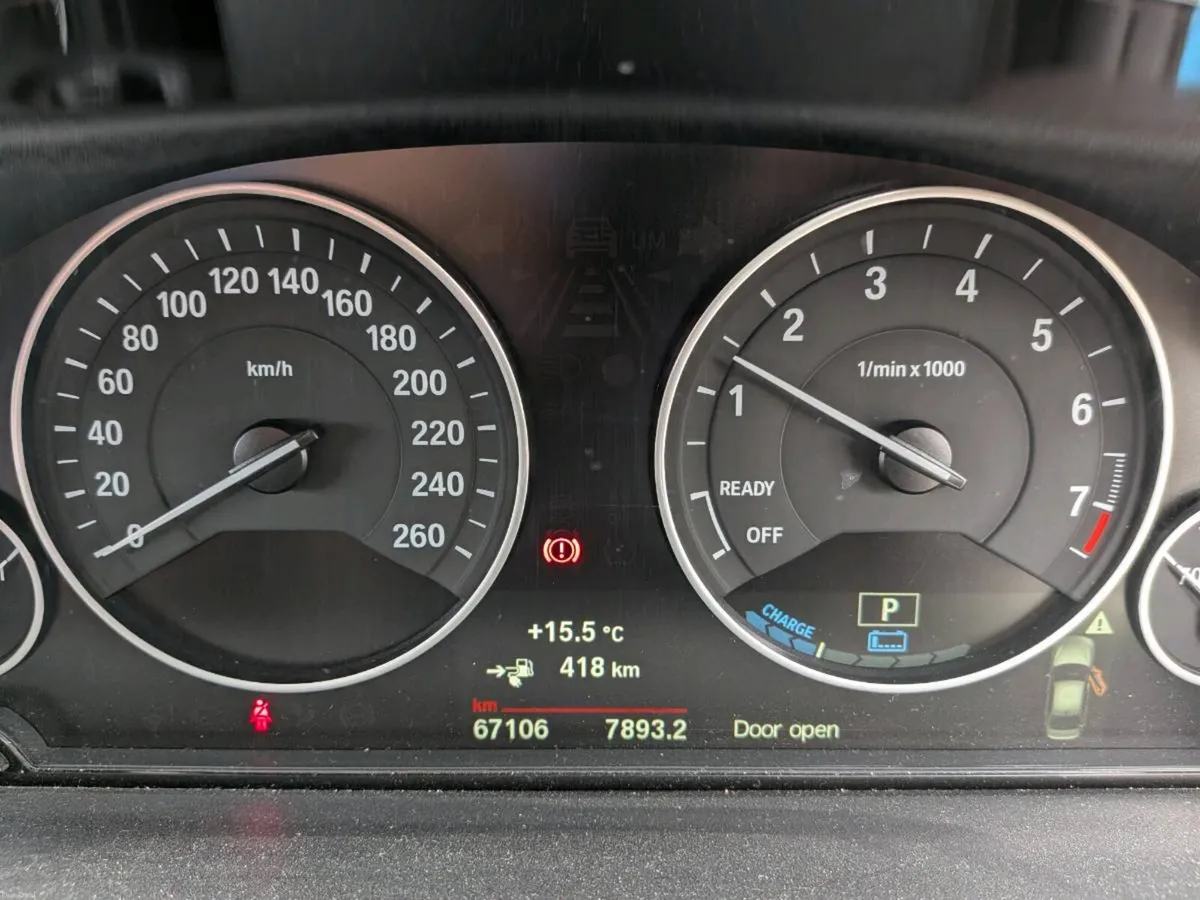 2017 BMW 330e Luxury Line Auto | Leather |  NCT In - Image 3