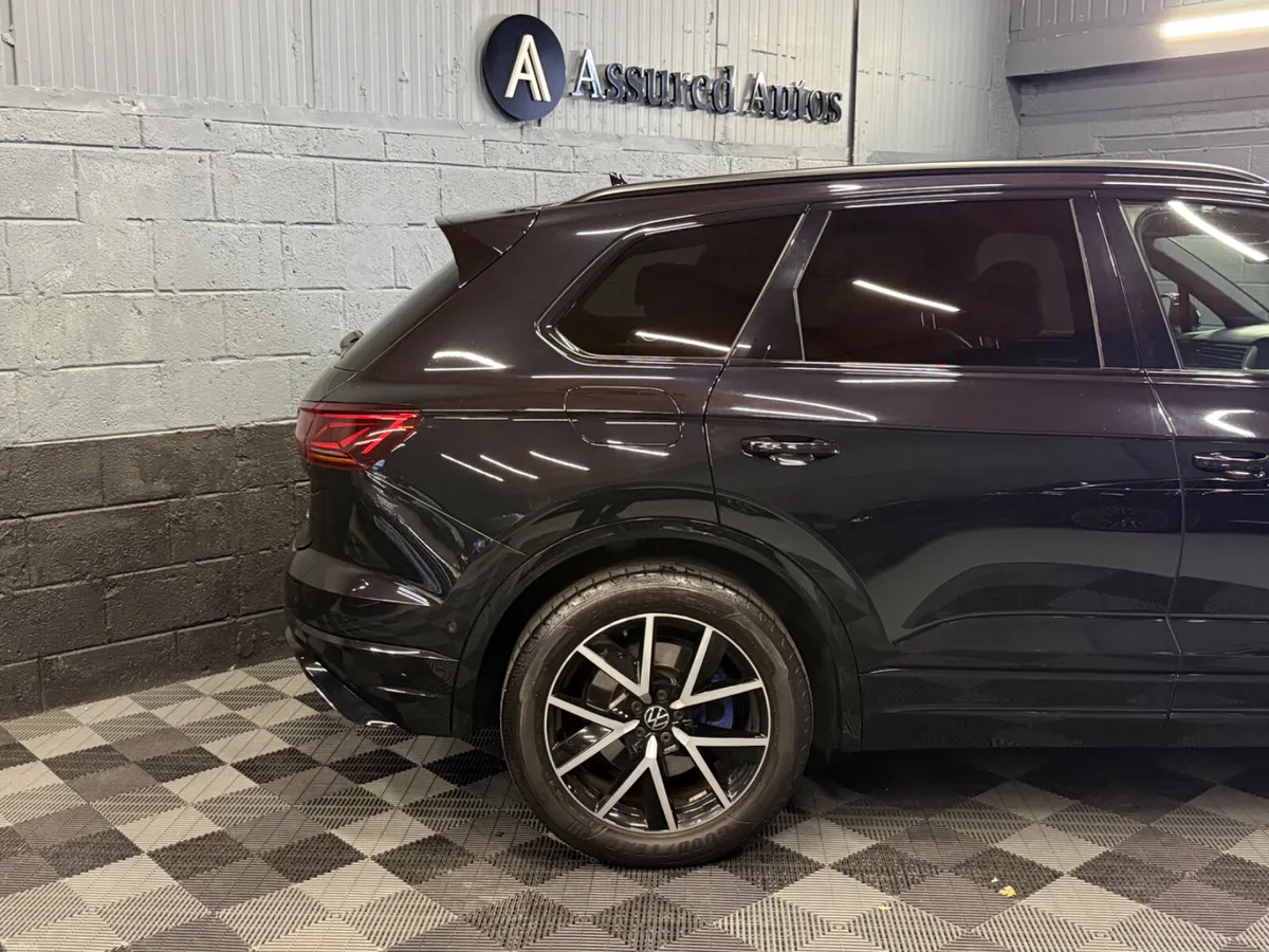 211 Volkswagen Touareg R 3Ltr PHEV 462 BHP - Image 4