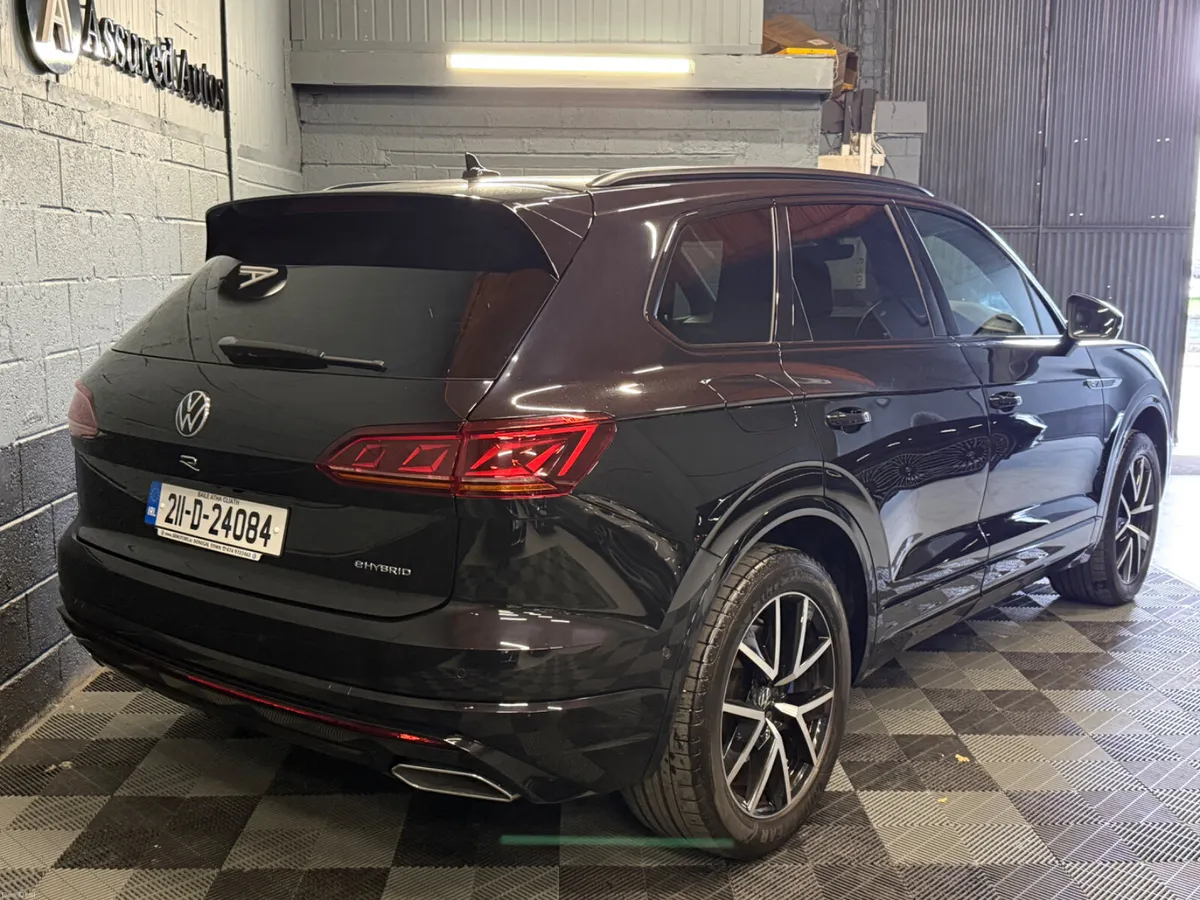 211 Volkswagen Touareg R 3Ltr PHEV 462 BHP - Image 5