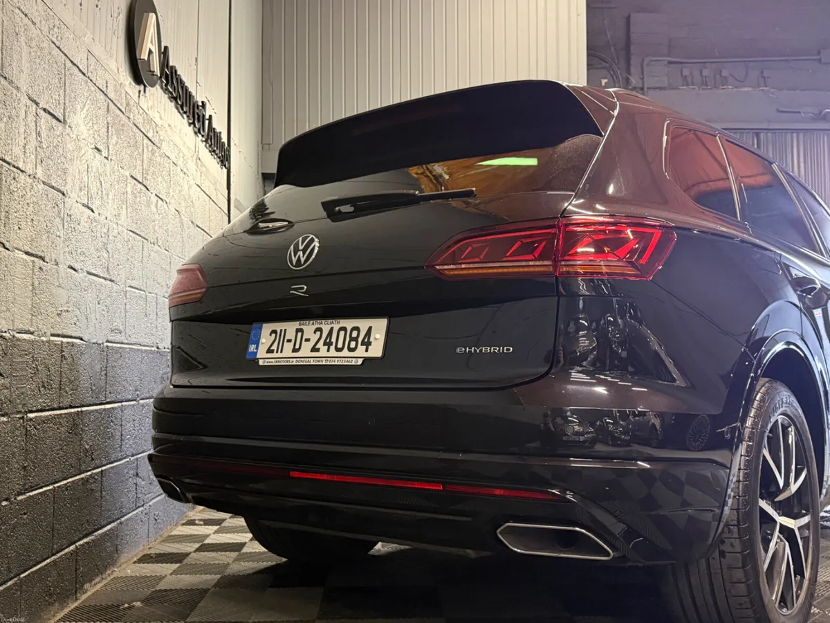 211 Volkswagen Touareg R 3Ltr PHEV 462 BHP - Image 6