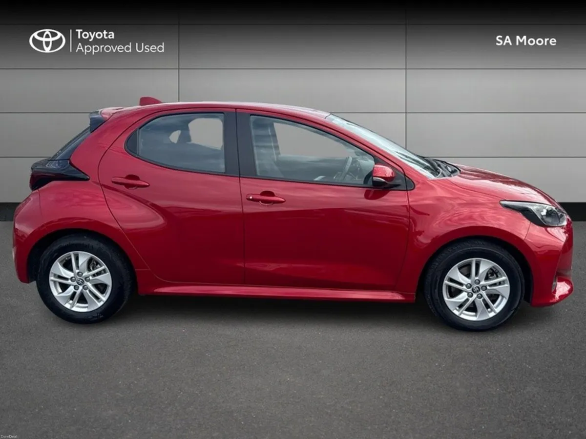 Toyota Yaris HYBRID LUNA - Image 3