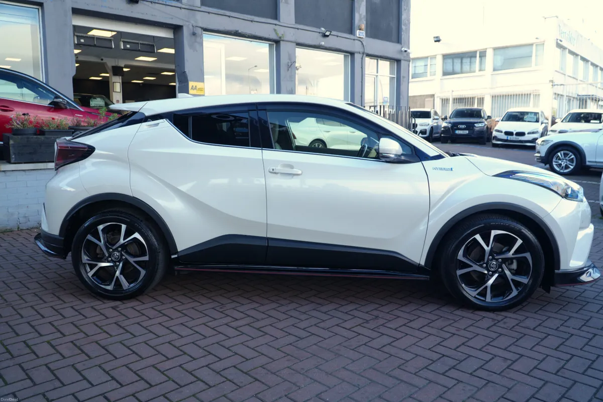 1.8 PETROL HYBRID SPORT SYNERGY DRIVE 5DR HATCHBAC - Image 3