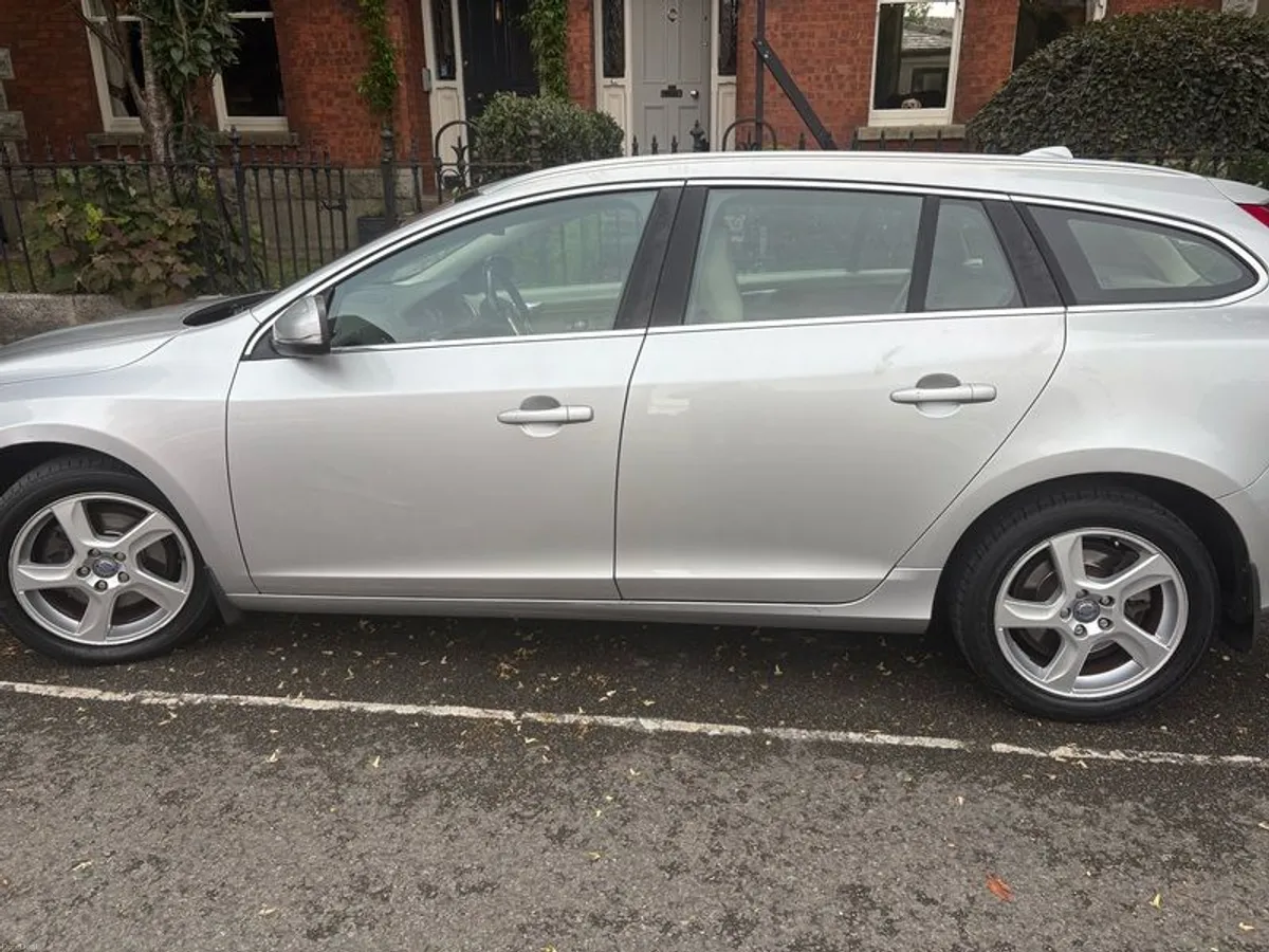 2012 Volvo V60 - Image 3