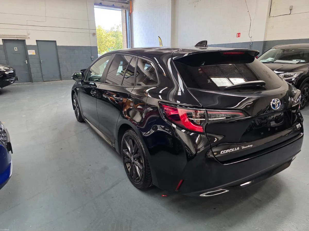 2020 Toyota Corolla Touring Hybrid - Image 4