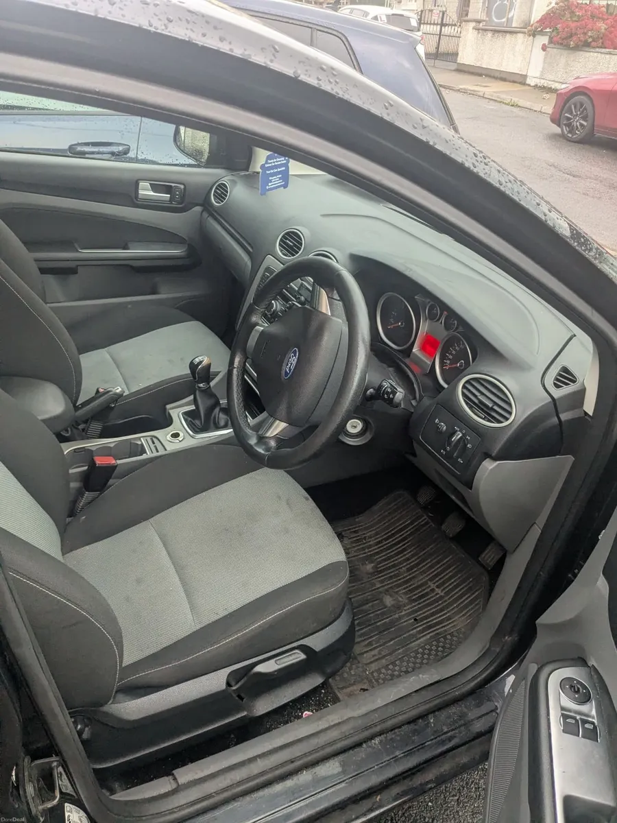 Ford Focus 2010 - Image 2