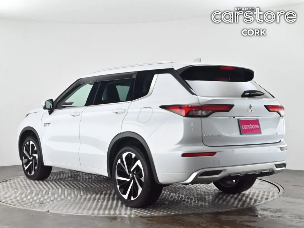 Mitsubishi Outlander PHEV 4WD * STUNNING INTERIOR - Image 3