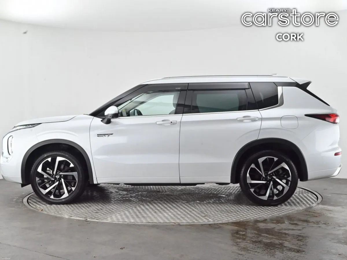 Mitsubishi Outlander PHEV 4WD * STUNNING INTERIOR - Image 6