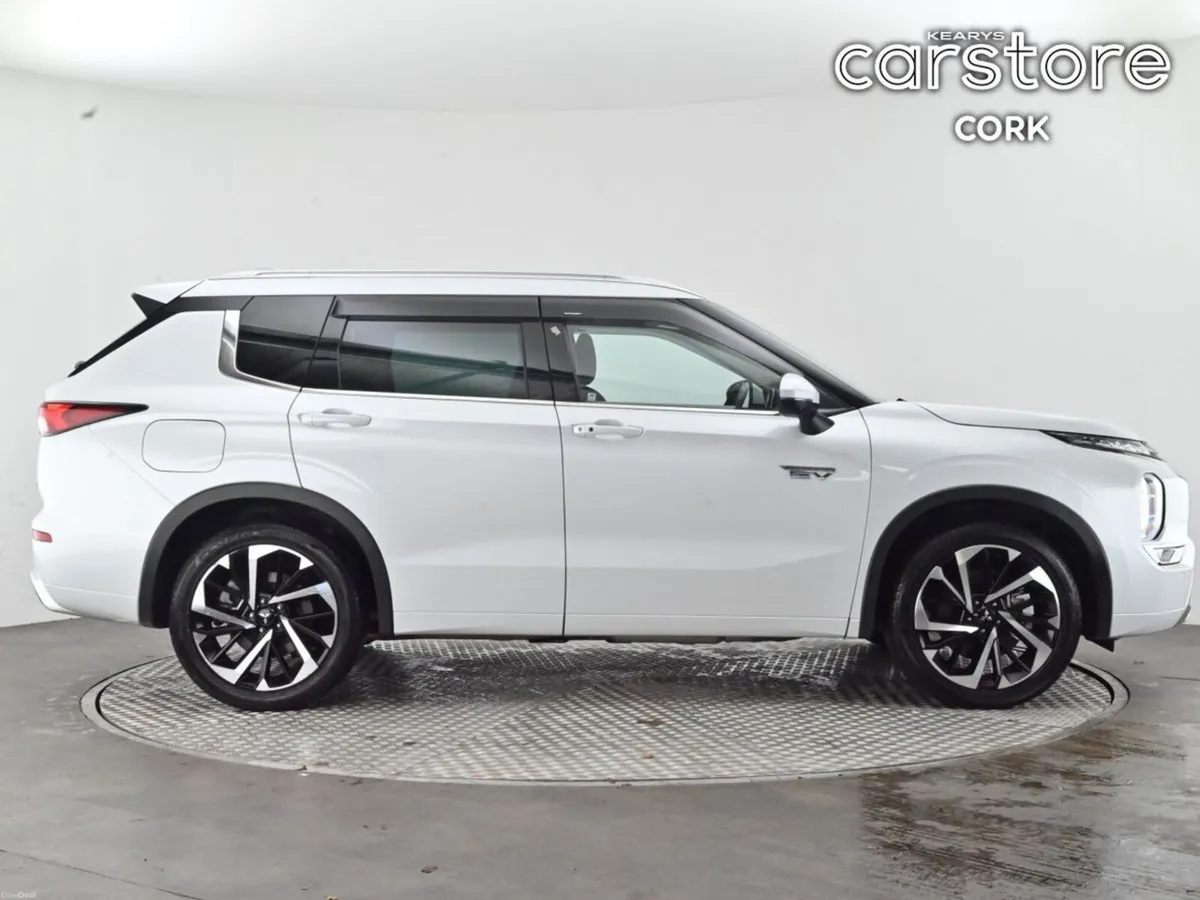 Mitsubishi Outlander PHEV 4WD * STUNNING INTERIOR - Image 2