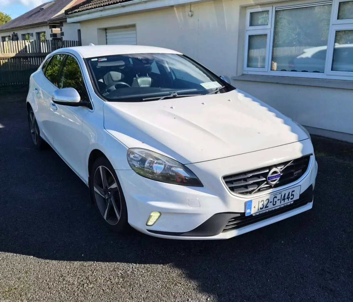 Volvo v40 - Image 2