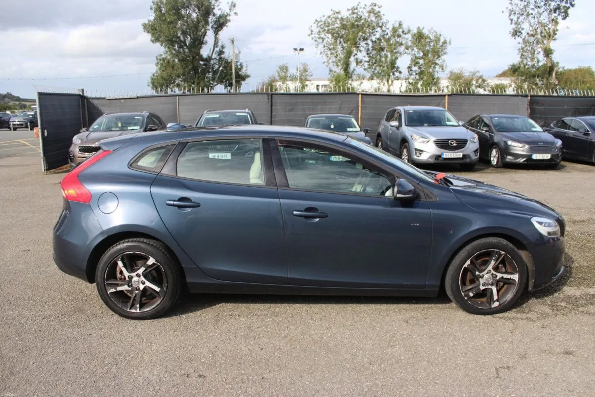 Volvo V40 D2 (120hp) Momentum Edition - TENDER 4 - Image 2