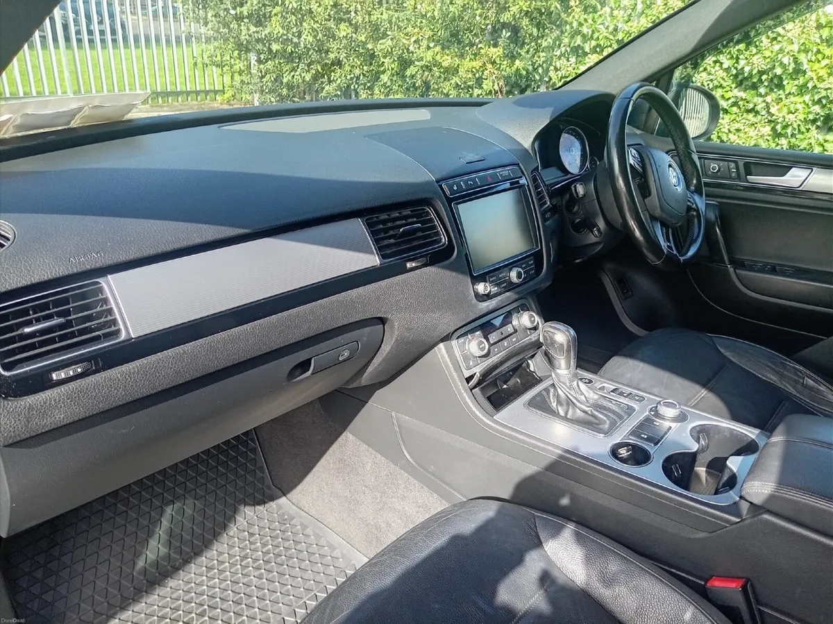 Volkswagen Touareg 2015 - Image 2