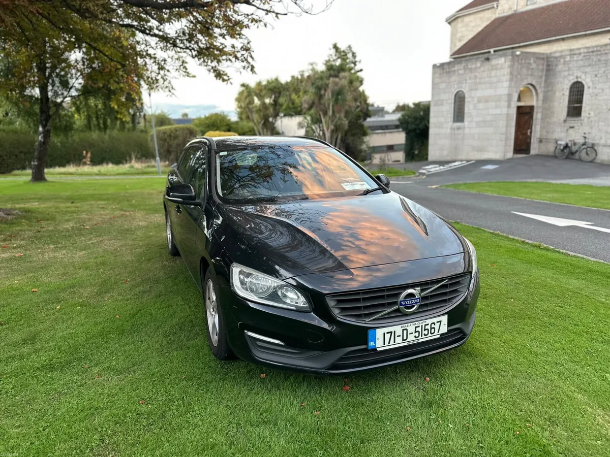 Volvo V60 2017 2 L diesel - Image 1