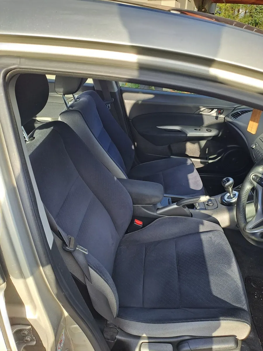Honda Civic 2010 low miles - Image 2
