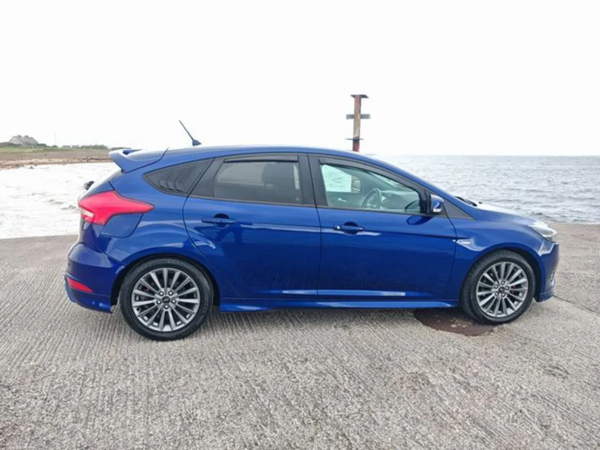 Ford Focus St-line 120PS 5DR - Image 3