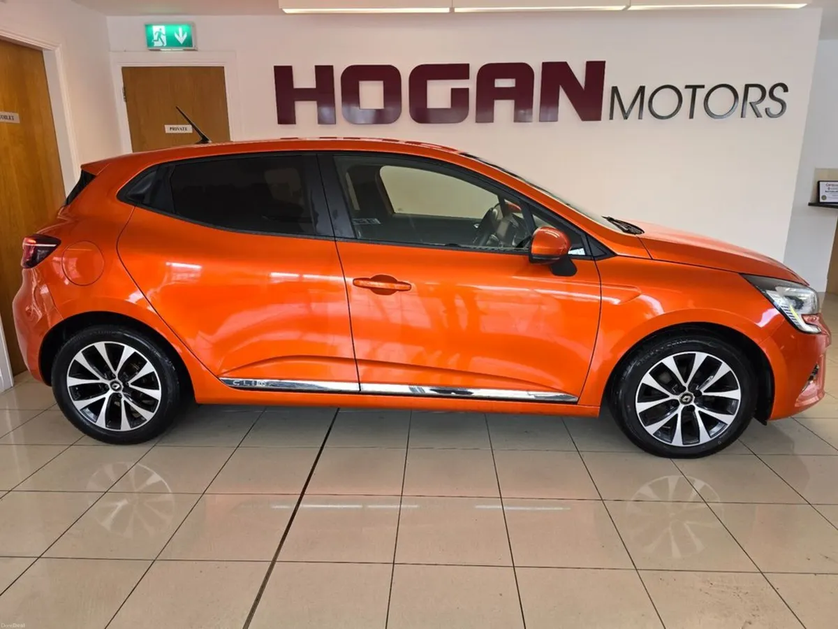 Renault Clio Iconic TCE 100 5DR * Fabulous Spec * - Image 3
