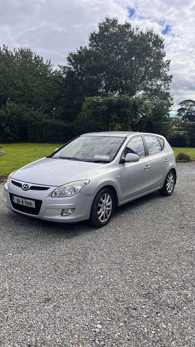 Silver Hyundai i30 2009 - Image 2