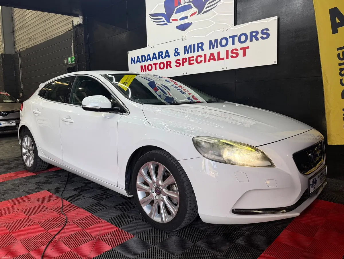 VOLVO V40 2015 LOW KM WARRANTY AA APPROVED 2 KEYS - Image 6