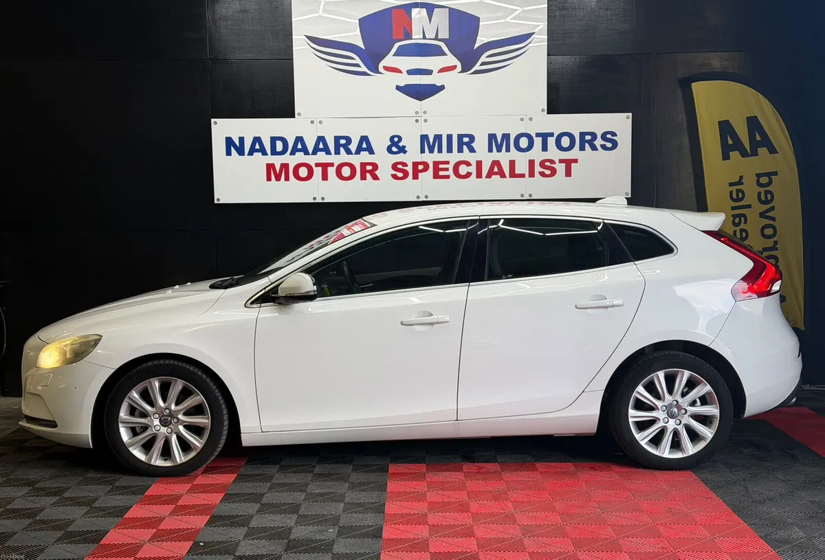 VOLVO V40 2015 LOW KM WARRANTY AA APPROVED 2 KEYS - Image 4