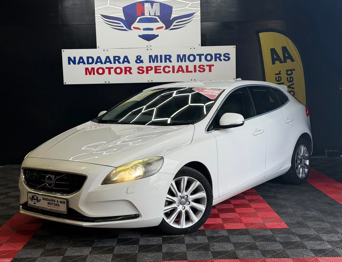 VOLVO V40 2015 LOW KM WARRANTY AA APPROVED 2 KEYS - Image 1