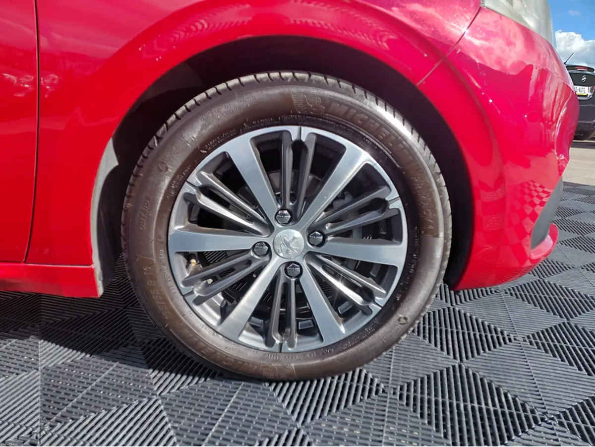 Peugeot 208 Peugeot 208, 1.2 petrol, auto, alloys, - Image 2