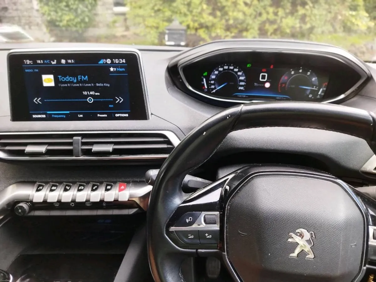 2019/2 Peugeot 3008 Allure Manual 1.2L Petrol - Image 5
