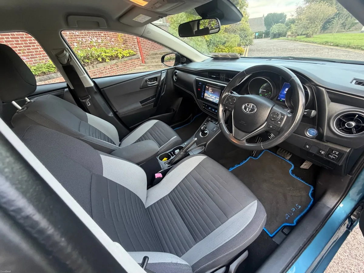 2016 Toyota Auris hybrid automatic immaculate - Image 6