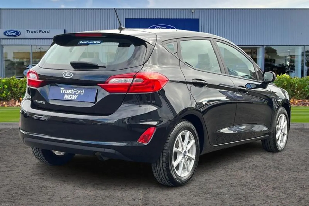 Ford Fiesta 1.1 Zetec Navigation 5dr - Image 4
