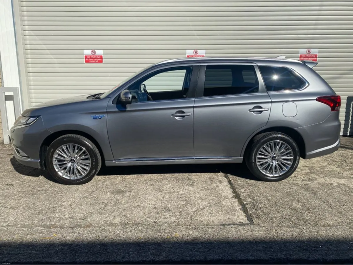 Mitsubishi Outlander 2.4 EXCEED PHEV @ Waltons Gar - Image 4