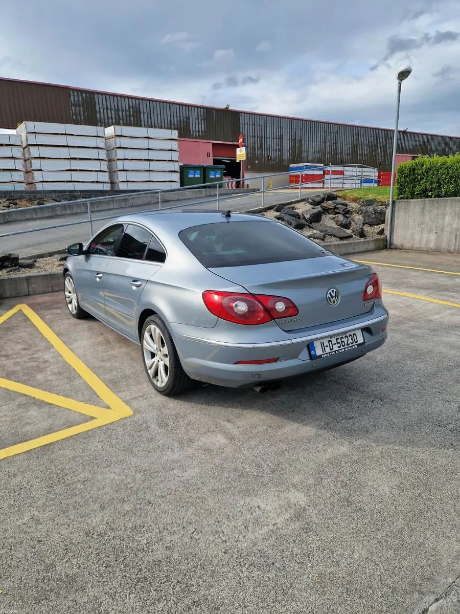 Automatic Volkswagen Passat 2011 - Image 2