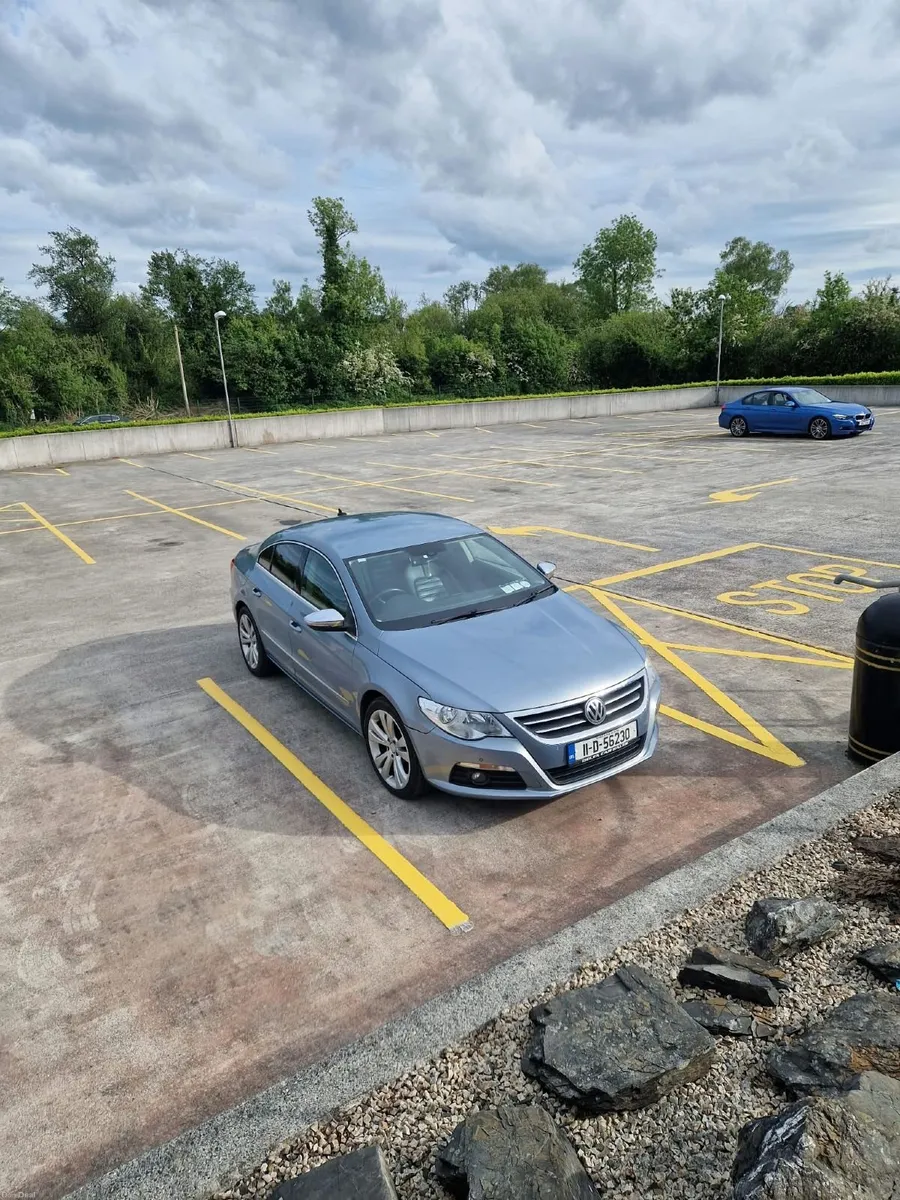 Automatic Volkswagen Passat 2011 - Image 1