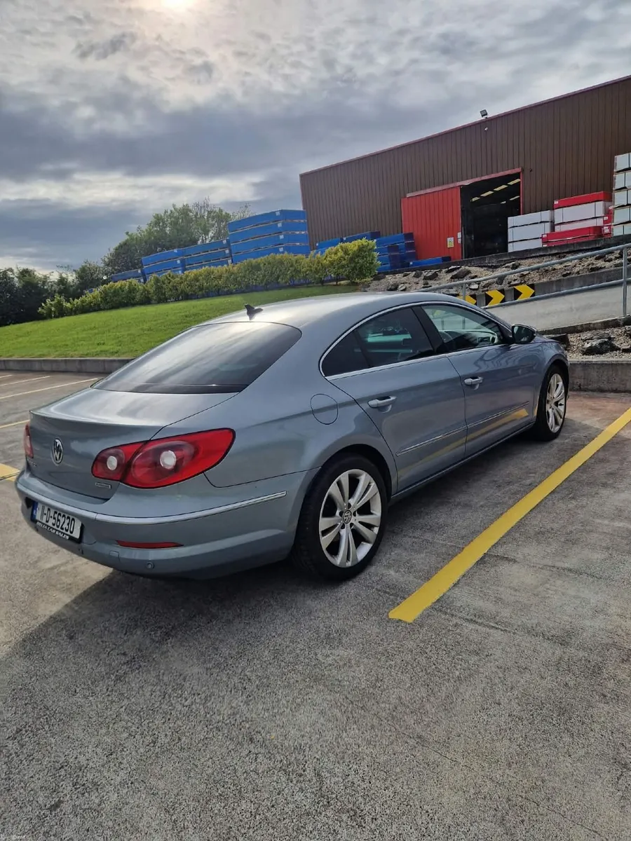 Automatic Volkswagen Passat 2011 - Image 5