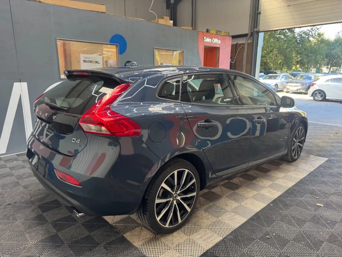 Volvo V40 2018 VOLVO V40 D4  2.0 AUTOMATIC / PARKI - Image 3