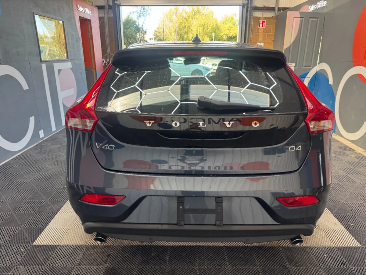 Volvo V40 2018 VOLVO V40 D4  2.0 AUTOMATIC / PARKI - Image 4