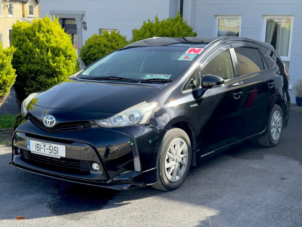 Toyota Prius Alpha - Image 2