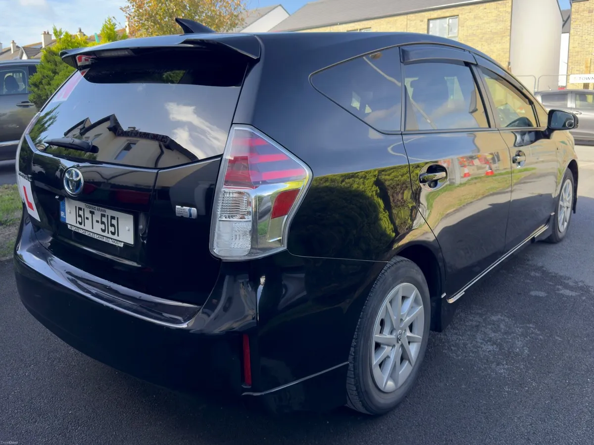Toyota Prius Alpha - Image 5